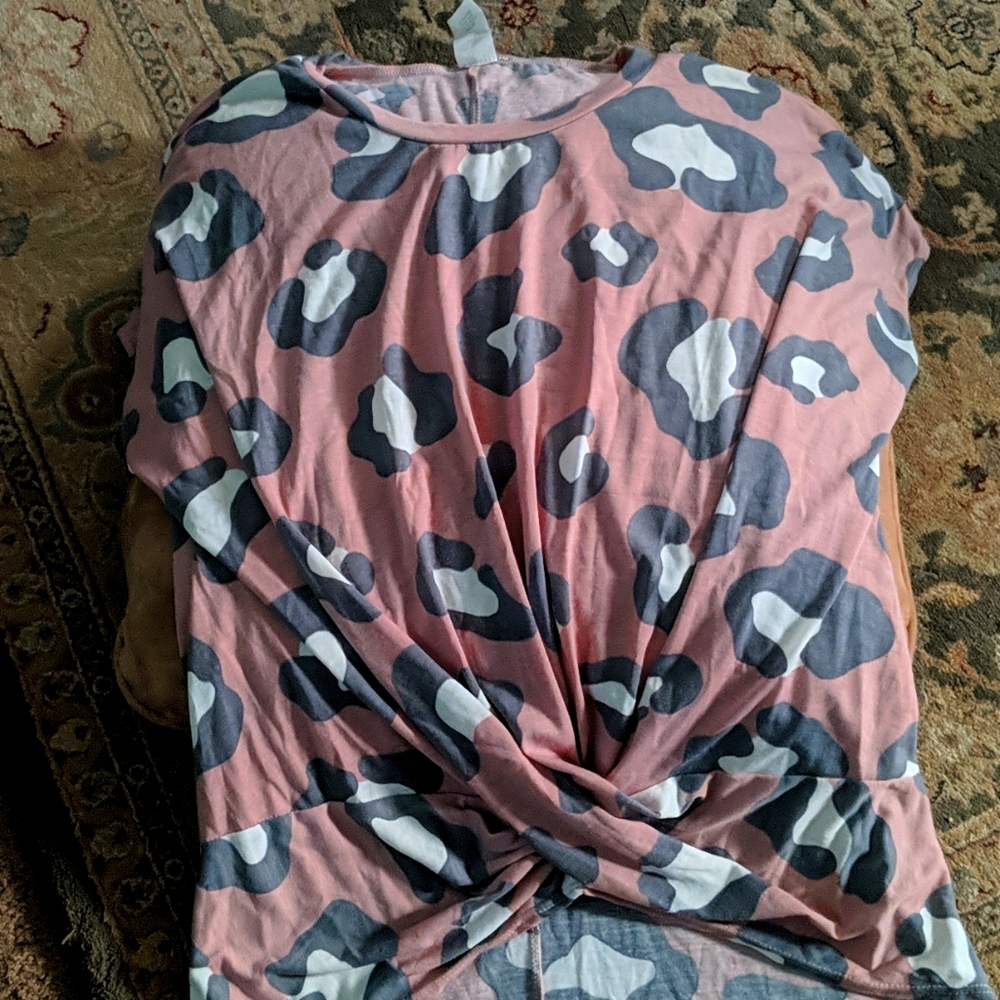 Pink leopard print short sleeve shirt